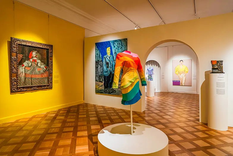 Na pierwszym planie Kostium arc en ciel / rainbow: żakiet, spódnica, z kolekcji Thierry'ego Muglera, Paryż, wiosna/lato 1990. Kolekcja Adama Leja; Wystawa „Niech nas widzą!”, Zamek Królewski w Warszawie // materiały prasowe