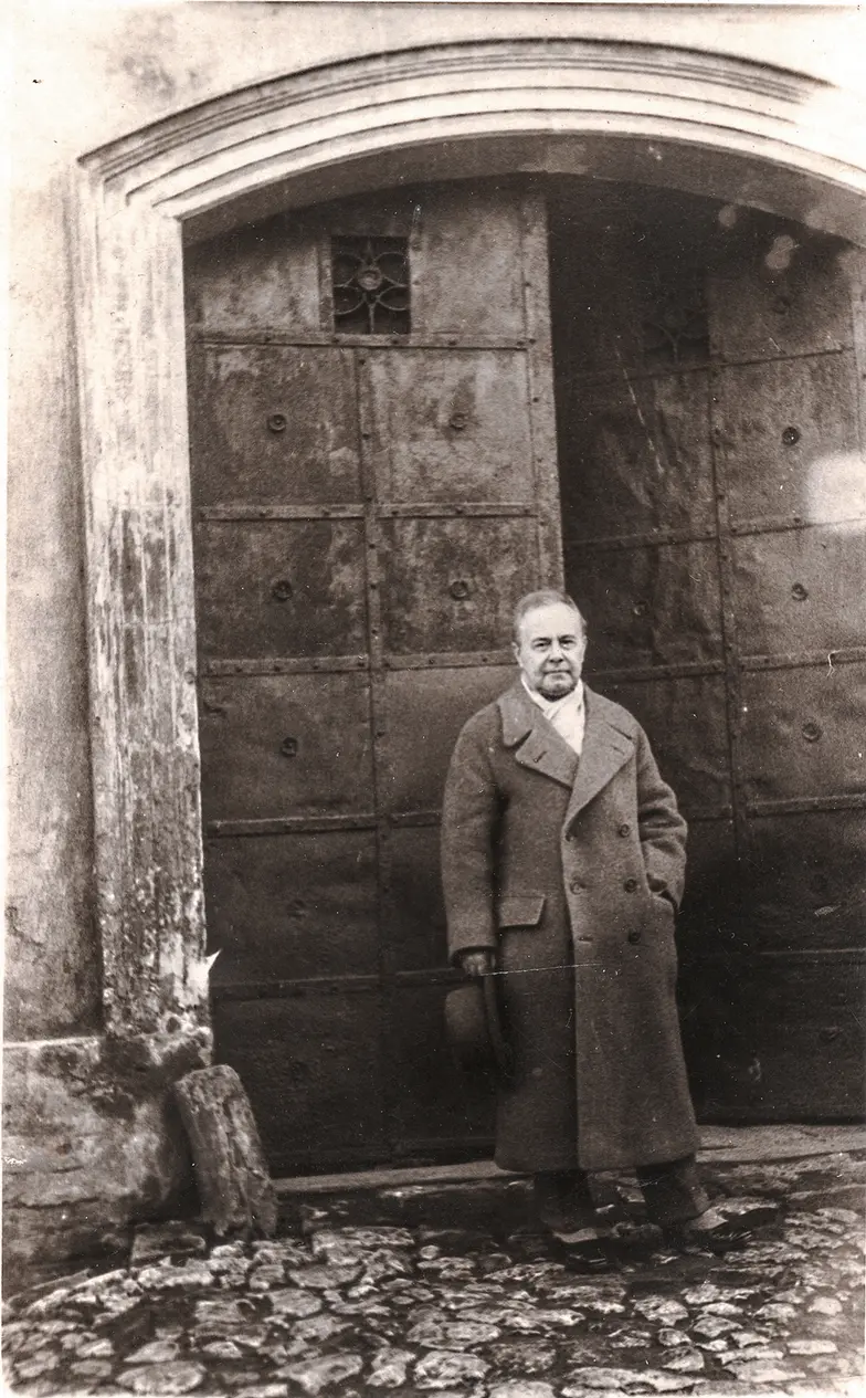 Józef Hofmann bramie rodzinnego domu przy ul. Kurniki, Kraków 1935 r. // Fot. Zbiory The International Piano Archives, University of Maryland