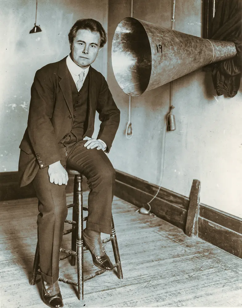 Józef Hofmann przed tubą do nagrań akustycznych (przed wprowadzeniem mikrofonu), podczas sesji dla Columbii. Nowy Jork, 1912 r. // Fot. zbiory The International Piano Archives, University of Maryland