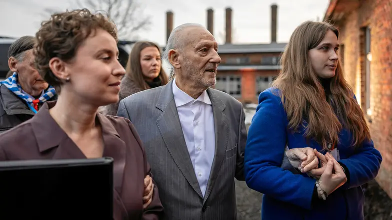 Ocalały Bernard Offen podczas głównych obchodów Międzynarodowego Dnia Pamięci o Ofiarach Holokaustu na terenie byłego KL Auschwitz II-Birkenau w Brzezince. 27 stycznia 2026 r. // Fot. Grzegorz Celejewski / Agencja Wyborcza.pl