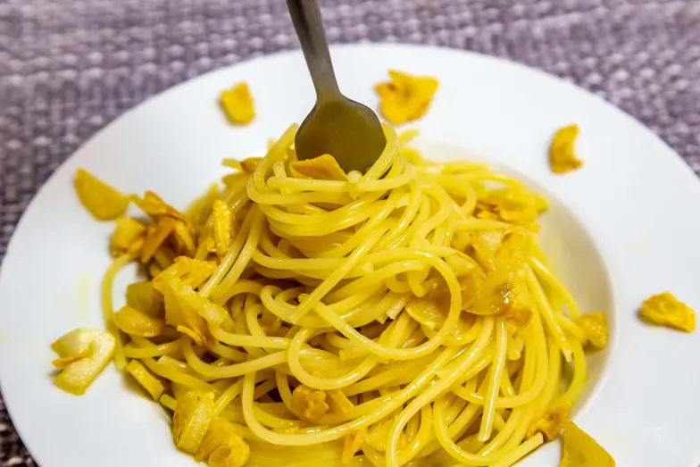 Aglio e olio z palonym czosnkiem // Fot. Adilson Sochodolak / Shutterstock