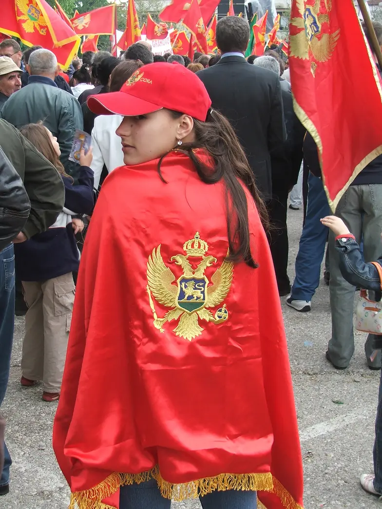 Na wiecu poparcia dla niepodległości przed referendum w maju 2006 r.; to zdjęcie ukazało się 20 lat temu w „TP”. Autor pisze dziś: „Zrobiłem wówczas zdjęcie dziewczyny owiniętej w ogromną czarnogórską flagę. Nie miałem wątpliwości, na kogo głosowała, o ile miała już prawo głosu”. // Fot. Maciej Czerwiński