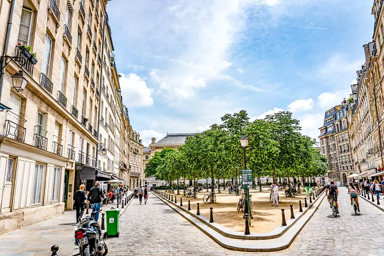 Plac Dauphine // VITAartBR / Adobe Stock Plac Dauphine // VITAartBR / Adobe Stock