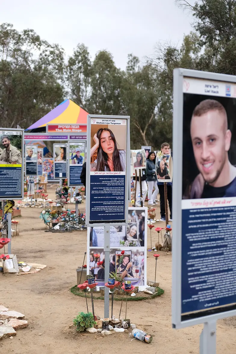 Miejsce pamięci ofiar masakryna festiwalu Nova nieopodal kibucu Re’im na południu Izraela, blisko granicy ze Strefą Gazy. W ataku Hamasu zginęło tu 378 osób, 44 zostały uprowadzone jako zakładnicy. Każda z ofiar została upamiętniona własną tablicą. listopad 2025 r. // Fot. Michał Kuźmiński