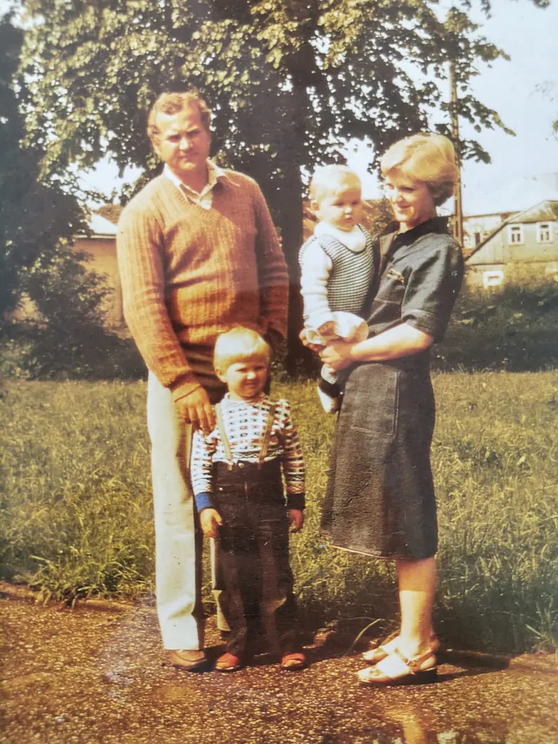 Moi rodzice: Wojciech i Wanda oraz ja z bratem Marcinem na rękach mamy. Park w Raczkach na przełomie lat 70. i 80. // Fot. Archiwum prywatne
