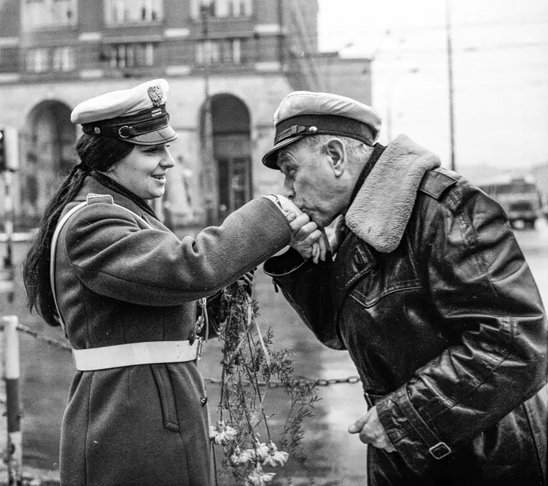 Kwiaty dla milicjantki w Dniu Kobiet. Warszawa, 8 marca 1972 r. // Fot. Henryk Rosiak / CAF / PAP 