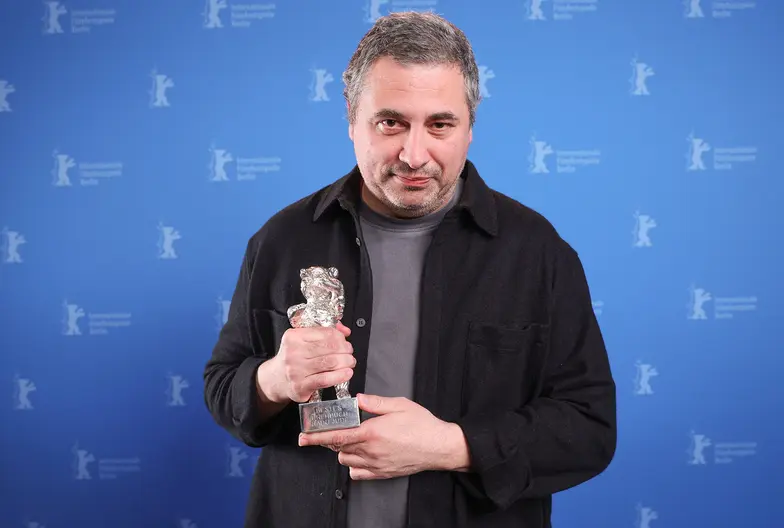 Radu Jude na festiwalu filmowym Berlinale ze Srebrnym Niedźwiedziem za najlepszy scenariusz do filmu „Kontinental ’25”. Berlin, 22 lutego 2025 r. // Fot. Ronny Hartmann / AFP / East News