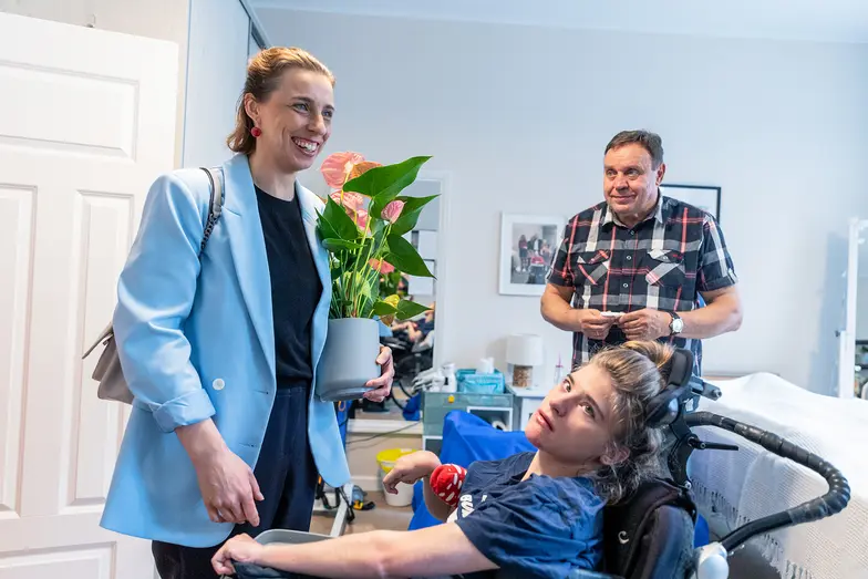 Aleksandra Lewandowska w mieszkaniu wspomaganym, n/z z Wojciechem Namiotko, asystentem osób z niepełnosprawnościami i Moniką Chabior, zastępczynią prezydent Gdanska ds. rozwoju społecznego i równego traktowania // Fot. Dominik Paszliński / www.gdansk.pl