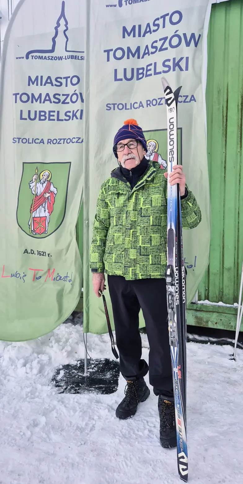 Henryk Ostrykiewicz zaliczył pierwszy maraton po 60-tce, dziś ma 78 lat i&nbsp;wciąż jest trenerem, maratończykiem i&nbsp;narciarzem biegowym. // Fot. Archiwum prywatne