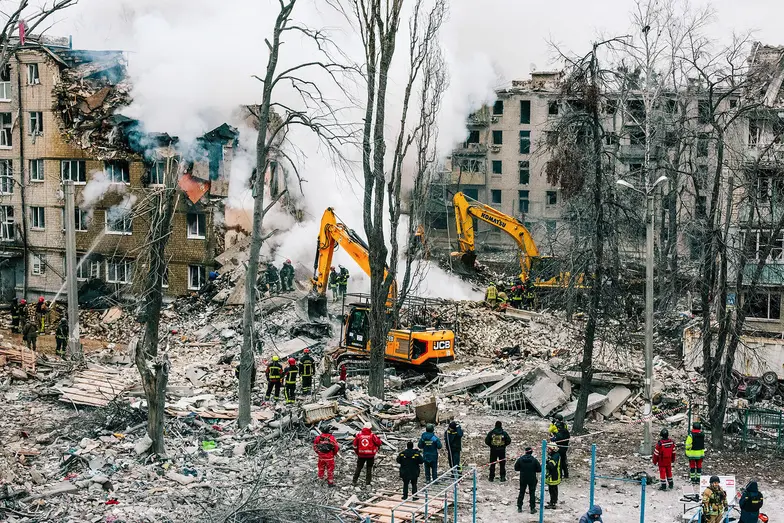 Przedłużanie się wojny z Iranem może mieć fatalne skutki dla Ukrainy. Na zdjęciu: skutki rosyjskiego nalotu na dzielnicę mieszkalną w Charkowie, w którym zginęło co najmniej 11 cywilów. 7 marca 2026 r. // Fot. Pavlo Pakhomenko / NurPhoto / AFP / East News