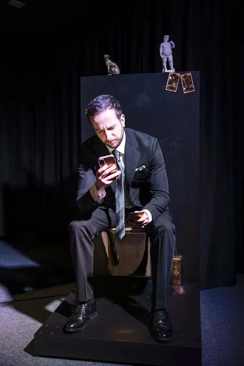 Peter Ondrejička w spektaklu „Threeema" w bratysławskim teatrze Divadlo bez Masky, opowiadający o władzy, korupcji, zakulisowych decyzjach i ciemnej naturze człowieka. // Fot. Bara Podola