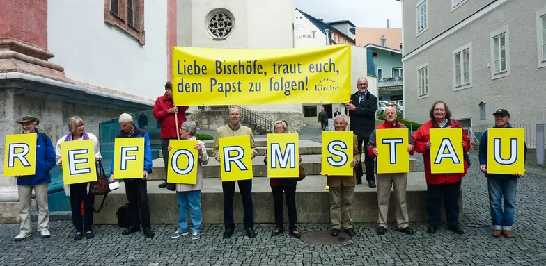 Martha Heizer z mężem Gertem (pierwsi od lewej) na manifestacji ruchu „My jesteśmy Kościołem” podczas obrad konferencji episkopatu Austrii. Demonstranci trzymają transparenty z napisami: „Drodzy biskupi, miejcie odwagę podążać za papieżem” oraz „Zastój reform”, Mariazell, czerwiec 2015 r. // archiwum prywatne