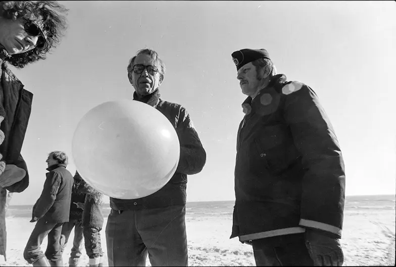 Duńscy policjanci na miejscu akcji. Bornholm, 5 marca 1982 r. // Fot. Algot / Bornholms Museum