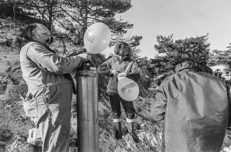Napełnianie balonów. Bornholm, 5 marca 1982 r. // Fot. Algot / Bornholms Museum
