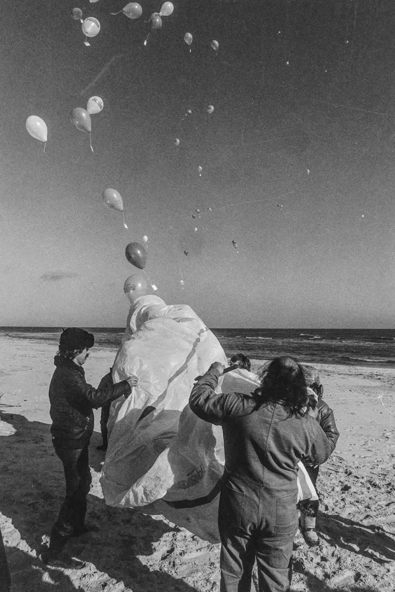 Sposób na wypuszczenie większej ilości balonów. Bornholm, 5 marca 1982 r. // Fot. Algot / Bornholms Museum