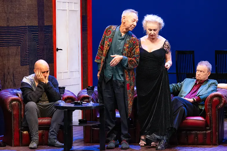 Andrzej Szeremeta, Wojciech Ziemiański, Halina Rasiakówna, Jan Frycz w spektaklu „Wycinka”, reż. Krystian Lupa. Teatr Telewizji 2025 // Fot. Arsen Petrovych / TVP 