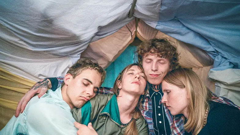 Bartłomiej Deklewa, Izabella Dudziak, Tymoteusz Rożynek i Karolina Rzepa w filmie „Nie ma duchów w mieszkaniu na Dobrej”, dyst. Kino Świat // materiały prasowe