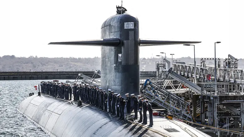 Członkowie francuskiej marynarki wojennej na pokładzie okrętu podwodnego z napędem atomowym przed wizytą prezydenta Francji. Baza marynarki wojennej na wyspie Ile Longue w Crozon. Francja, 2 marca 2026 r. // Fot. Yoan Valat / AFP / East News
