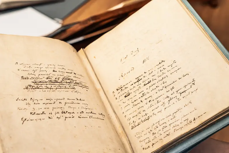 autograf „Króla Ducha” Juliusza Słowackiego z ok. 1846 roku. W okresie międzywojennym Ossolineum nazwano Domem Słowackiego ze względu na ilość posiadanych rękopisów poety // Zakład Narodowy im. Ossolińskich