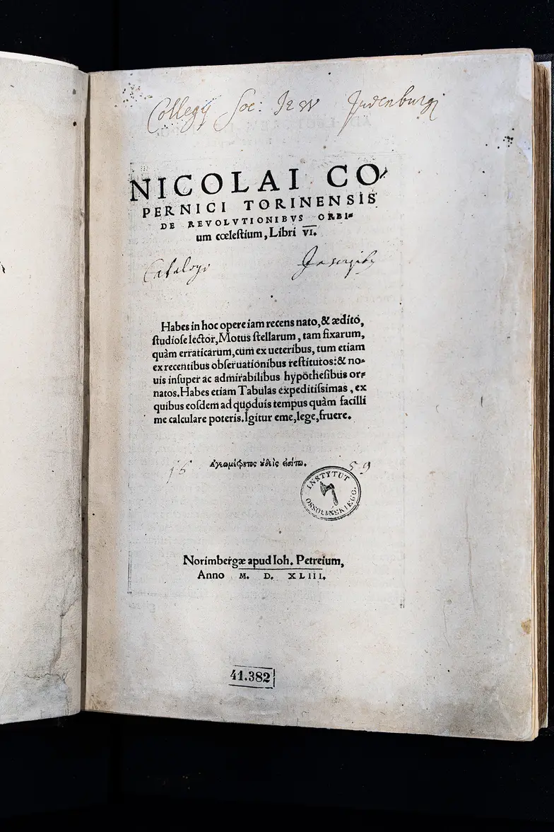 Mikołaj Kopernik, De revolutionibus orbium coelestium, Norymberga 1543. Pierwsze wydanie słynnego dzieła Kopernika jest w zbiorach Biblioteki Ossolineum od 1845 roku // Zakład Narodowy im. Ossolińskich