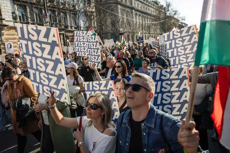 Zwolennicy Pétera Magyara, węgierskiego opozycjonisty i lidera partii Tisza, podczas demonstracji z okazji rocznicy rewolucji węgierskiej. Budapeszt, 15 marca 2026 r. // Fot. Janos Kummer / Getty Images