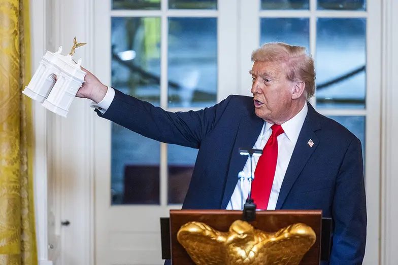 Donald Trump prezentuje projekt Łuku Niepodległości, który miałby stanąć w stolicy USA. Projekt budzi spory, pozew o zablokowanie budowy złożyła grupa weteranów wojny w Wietnamie. Waszyngton, Waszyngton, 15 października 2026 r. // Fot. Jim Lo Scalzo / Pool / EPA / PAP