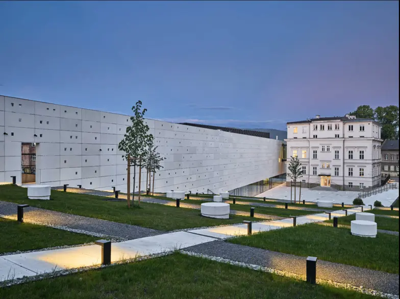 Interaktywne Centrum Bajki i Animacji OKO w Bielsku-Białej łączy zabytkową Willę Rotha z nowoczesnym pawilonem wystawienniczym // Fot.. Nizio Design