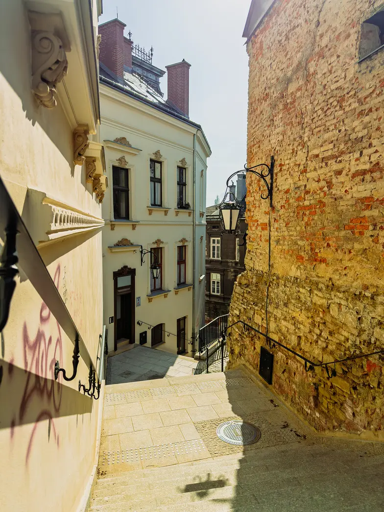 Stare Bielsko to miasto schodów, wąskich uliczek i podcieni – miejsce, o którym nie da się myśleć płasko płasko. Tam zawsze człowiek porusza się we wszystkich trzech wymiarach. // Fot. Michał Sowiński