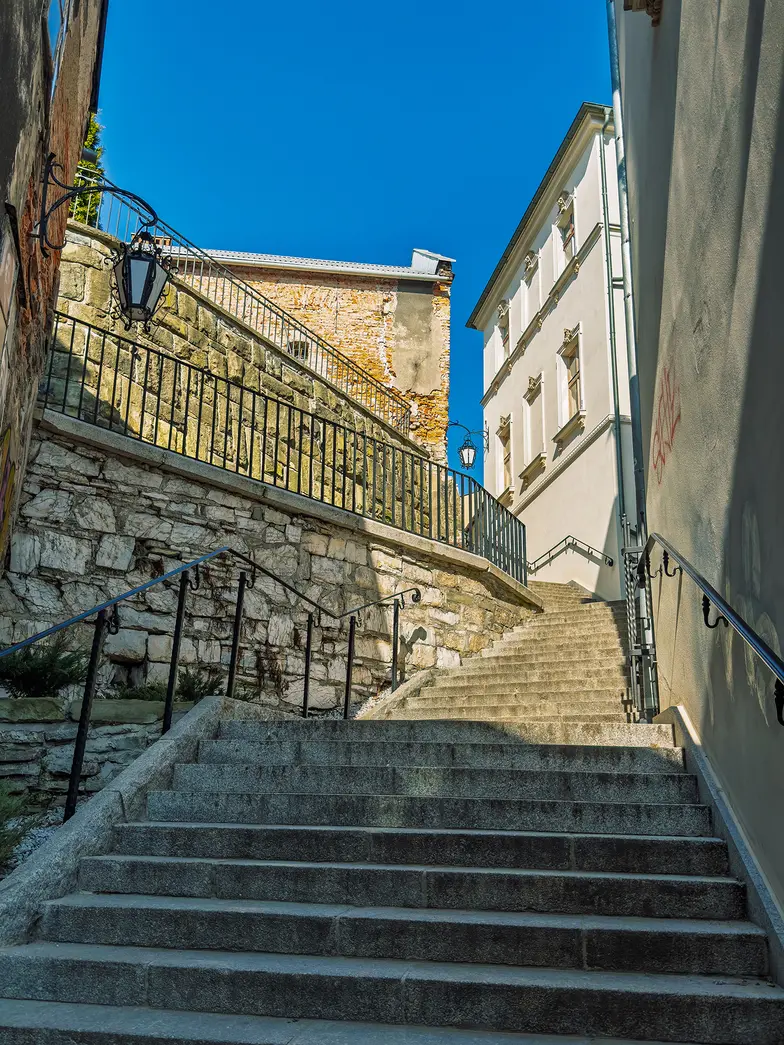 Stare Bielsko to miasto schodów, wąskich uliczek i podcieni – miejsce, o którym nie da się myśleć płasko płasko. Tam zawsze człowiek porusza się we wszystkich trzech wymiarach. // Fot. Michał Sowiński