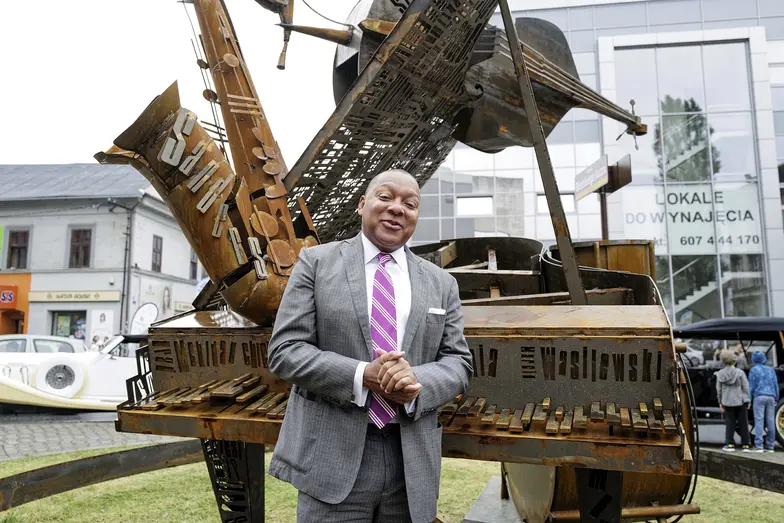 Wynton Marsalis podczas uroczystego odsłonięcia instalacji przestrzennej RONDO JAZZU z okazji 23. Bielskiej Zadymki Jazzowej, 25 czerwca 2021 r. // Fot. Andrzej Grygiel / PAP 