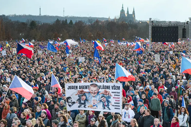 „Jeden agent rządzi wszystkimi” – Babiš i jego koalicjanci jako marionetki. Wielki protest na Letnej w Pradze, 21 marca 2026 r. // Fot. Petr Malina / CTK / PAP 
