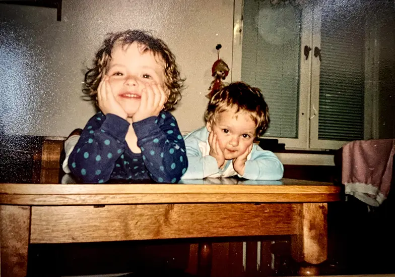Kasia Sienkiewicz i Jacek Sienkiewicz w dzieciństwie, lata 90. // archiwum prywatne
