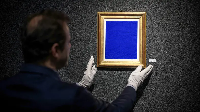 Obraz Yves’a Kleina, „Untitled Blue Monochrome IKB 328” (1959) wystawiony na aukcji w domu aukcyjnym Piguet. Genewa, 19 czerwca 2025 r. // Fot. Fabrice Coffrini / AFP / East News 