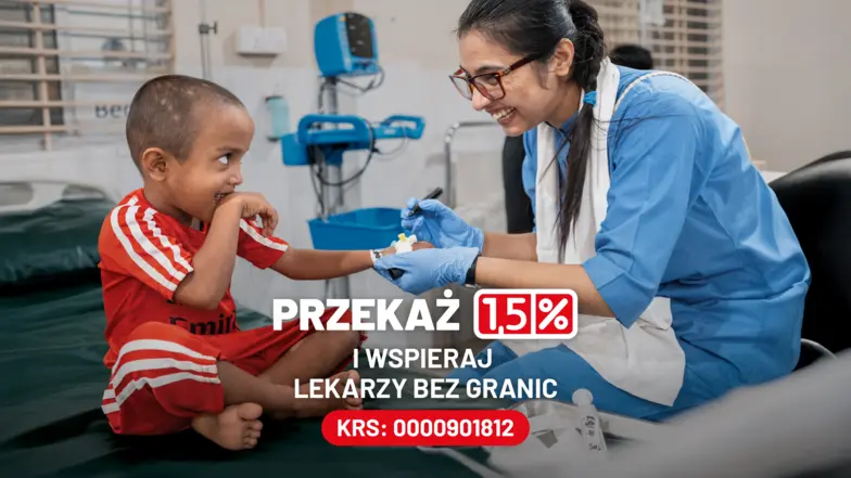 Pielęgniarka Lekarzy bez Granic przygotowuje 4-letniego Shofi Mohammada do zabiegu. Bangladesz 202 r. // Fot. Ante Bussmann / MSF