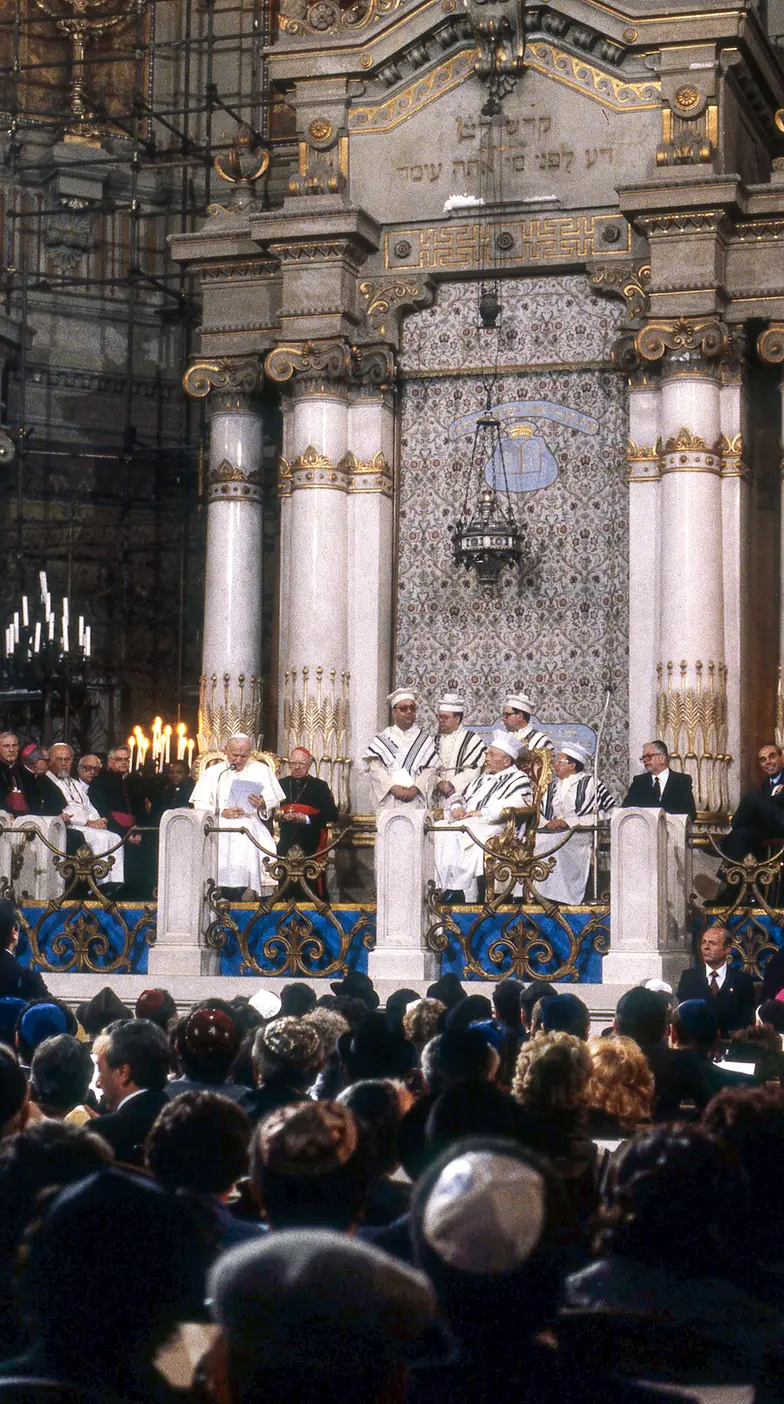 Jan Paweł II w Synagodze Większej w Rzymie. 13 kwietnia 1986 r. // Fot. Wojtek Laski / East News Jan Paweł II w Synagodze Większej w Rzymie. 13 kwietnia 1986 r. // Fot. Wojtek Laski / East News