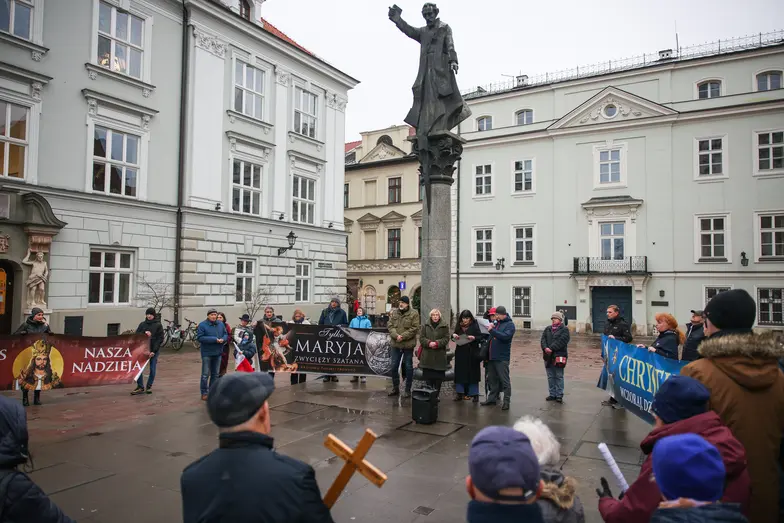 Modlitwa ekspiacyjna za „herezje" kardynała Grzegorza Rysia i episkopatu pod pomnikiem Piotra Skargi w Krakowie // Fot. Beata Zawrzel / Reporter Modlitwa ekspiacyjna za „herezje" kardynała Grzegorza Rysia i episkopatu pod pomnikiem Piotra Skargi w Krakowie // Fot. Beata Zawrzel / Reporter