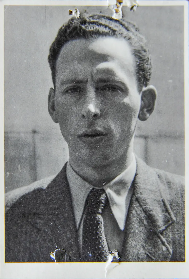 26-letni Włodzimierz Brus na zdjęciu z 1947 r. W tym czasie Brus był oficerem Głównego Zarządu Polityczno-Wychowawczego komunistycznego wojska polskiego. // Fot. Archiwum Akt Nowych / repr. Waldemar Gorlewski 26-letni Włodzimierz Brus na zdjęciu z 1947 r. W tym czasie Brus był oficerem Głównego Zarządu Polityczno-Wychowawczego komunistycznego wojska polskiego. // Fot. Archiwum Akt Nowych / repr. Waldemar Gorlewski