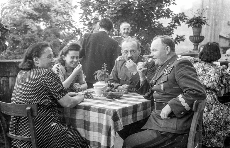 Helena Wolińska (druga z lewej) na przyjęciu u premiera PRL Józefa Cyrankiewicza. Z prawej Stanisław Zawadzki (w latach 30. działacz KPP, po 1945 r. szef kadr w komunistycznym MON) i komendant Milicji Obywatelskiej Franciszek Jóźwiak (drugi z prawej). Warszawa, czerwiec 1947 r. // PAP Helena Wolińska (druga z lewej) na przyjęciu u premiera PRL Józefa Cyrankiewicza. Z prawej Stanisław Zawadzki (w latach 30. działacz KPP, po 1945 r. szef kadr w komunistycznym MON) i komendant Milicji Obywatelskiej Franciszek Jóźwiak (drugi z prawej). Warszawa, czerwiec 1947 r. // PAP