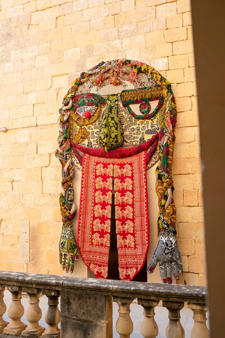 Maska autorstwa Elizy Proszczuk. Polski pawilon „Redefining. Polish–Ghanaian Textile Narrative” // Heritage Malta / Malta Biennale 2026 Maska autorstwa Elizy Proszczuk. Polski pawilon „Redefining. Polish–Ghanaian Textile Narrative” // Heritage Malta / Malta Biennale 2026