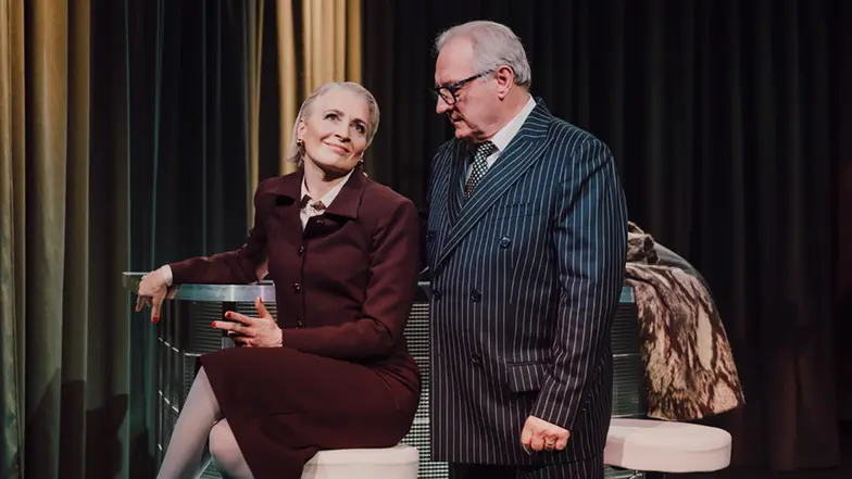 Kinga Ilgner (Magda) i Wiesław Cichy (Nauczyciel) w spektaklu "Mężczyźni objaśniają mi świat", reż. Klaudia Gębska // Fot. Karolina Jóźwiak / materiały prasowe Teatru Narodowego w Warszawie