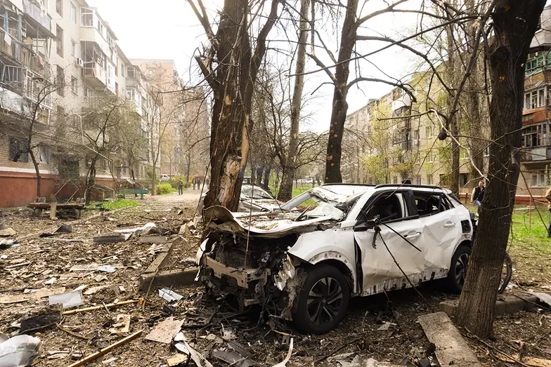 Skutki uderzenia szaheda w osiedlowe podwórko, 13 kwietnia // Fot. Antonina Palarczyk