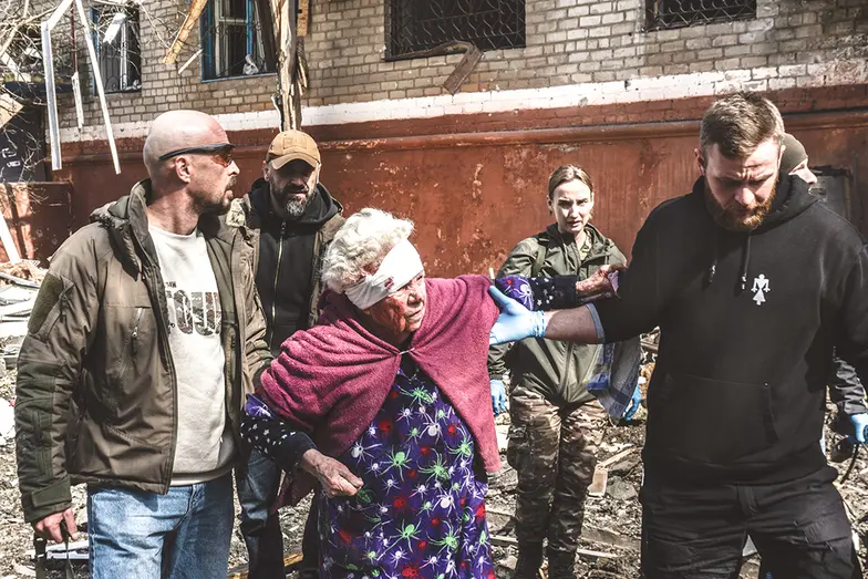 Skutki uderzenia szaheda w osiedlowe podwórko, 13 kwietnia // Fot. Antonina Palarczyk