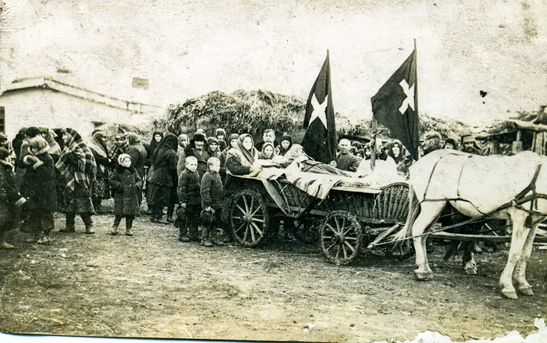 Kondukt pogrzebowy jednego z tutejszych mieszkańców. Krasnodolsk, Kazachska SRS, lata 50. XX wieku // archiwum prywatne Dmitriya Panto