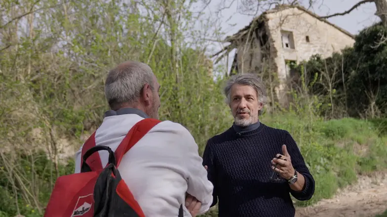 Carlos, pierwszy z lewej kupił dom w Bárcenie de Bureba 47 lat temu. Architekt, Ignacio Barba de la Torre, trafił w to miejsce przypadkiem. Szukał czegoś niedaleko od Madrytu // Fot. Agnieszka Zielińska
