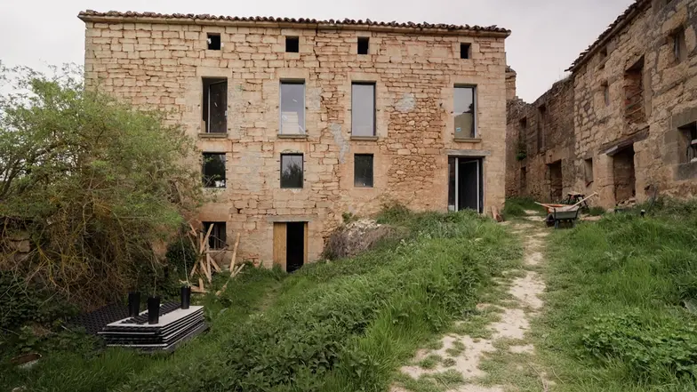 Tibor z Maaike skupiają się teraz na remoncie hostelu. Nie mogą stawiać nowego budynku, więc z ruin wybrali taki, który miał częściowo dach. // Fot. Agnieszka Zielińska