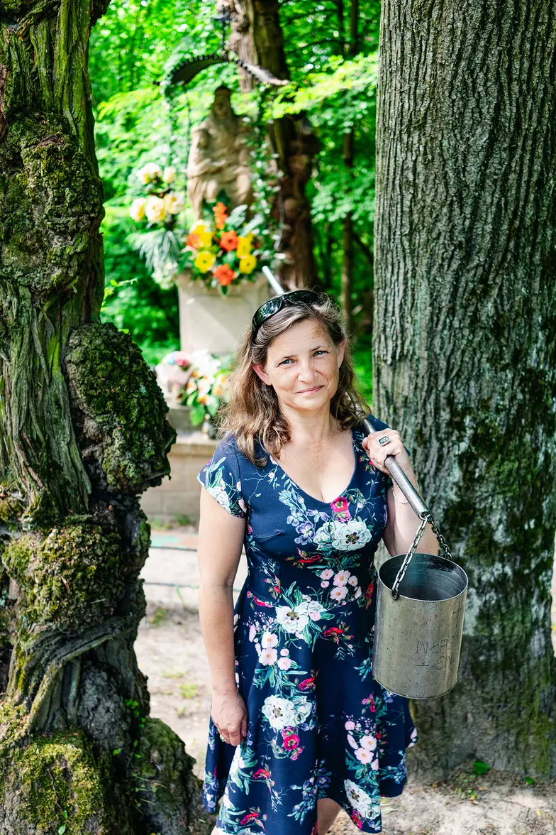 Sabina Jakubowska przy źródle świętej Anny na wzgórzu Bocheniec. Jadowniki, czerwiec 2022 r. // Fot. Grażyna Makara