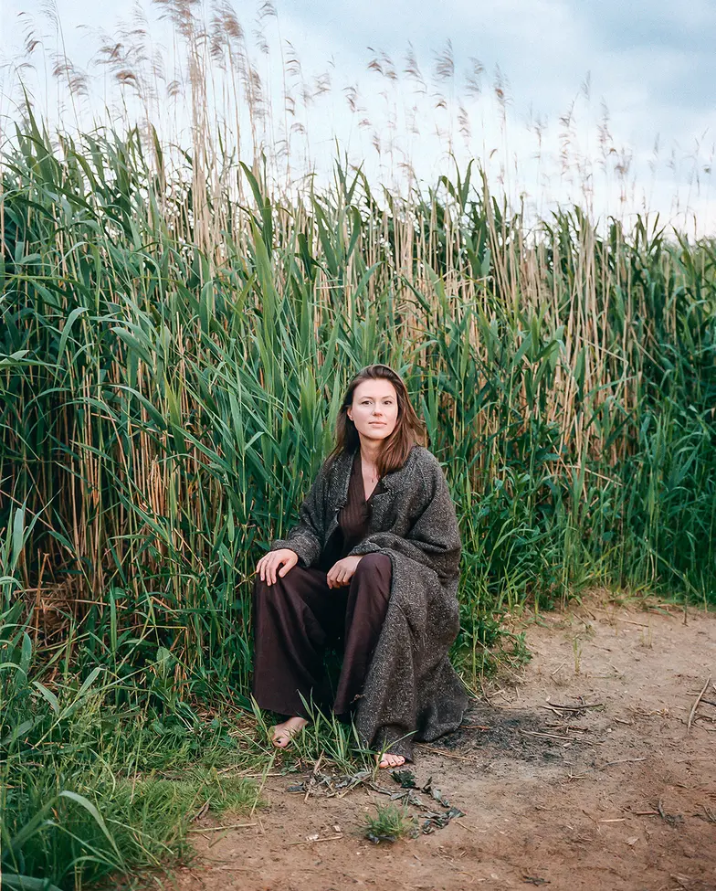 AGA KIEPUSZEWSKA: Na nowej płycie ważne są też zdjęcia. Zrobiła je Irmina Walczak, utytułowana fotografka, specjalizująca się w fotografii dokumentalnej i rodzinnej. Nie chciałam sesji modowej, zależało mi na zdjęciach współgrających z tekstami. Poszłyśmy więc nad rzekę w Sieradzu z bliskimi kobietami: moją teściową i kuzynką. Irmina zaplanowała, jak będą wyglądać ujęcia. To był projekt analogowy, wiedziałyśmy, że mamy pięć rolek, każda po dziesięć ujęć. Musiało się udać. // Fot. Irmina Walczak 