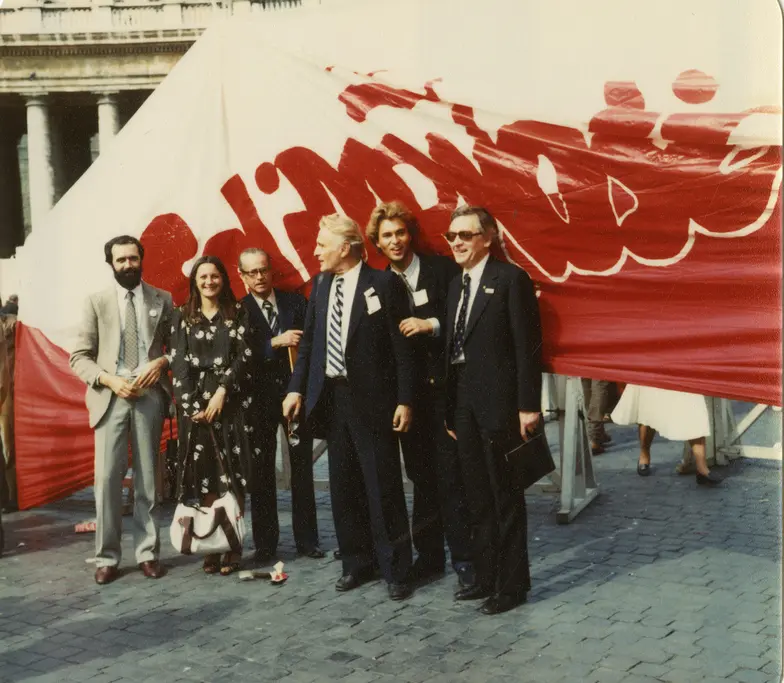Zdzisław Najder, pierwszy z prawej, pod transparentem z napisem "Solidarność". Rzym. listopad 1981 r. // Fot. NN, kolekcja Zdzisława Najdera, zbiory Ośrodka KARTA