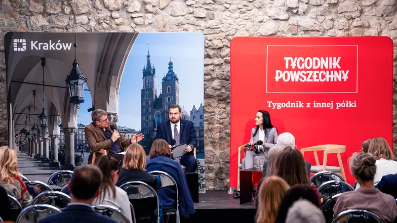  Jacek Stawiski, Łukasz Sęk i Katarzyna Olesiak na debacie „Kraków – wspólnota kultury”, organizowanej przez Tygodnik Powszechnyw Bunkrze Sztuki. Kraków, 29 kwietnia 2026 r. // Fot. Sylwia Śliwka