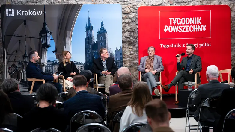 W panelu prowadzonym przez Michała Kuźmińskiego, spotkali się Dominika Walec, Krzysztof Bajołek, Michał Niezabitowski oraz Robert Piaskowski. Debata „Kraków – wspólnota kultury”, organizowana przez Tygodnik Powszechny w Bunkrze Sztuki. Kraków, 29 kwietnia 2026 r. // Fot. Sylwia Śliwka